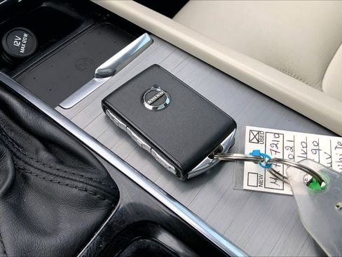 Used 2021 Volvo XC90 T5 Momentum w/ Climate Package image 15