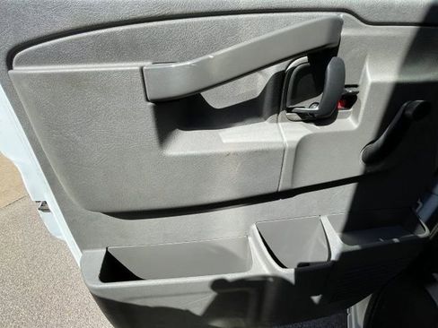 Used 2016 Chevrolet Express 3500 RWD image 9