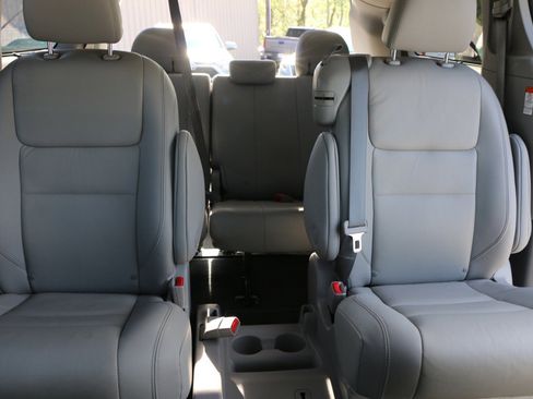 Used 2020 Toyota Sienna XLE w/ XLE Navigation Package FWD image 29