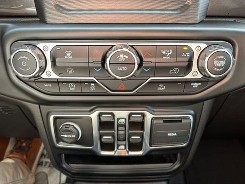 Certified 2022 Jeep Gladiator Sport AWD/4WD image 16