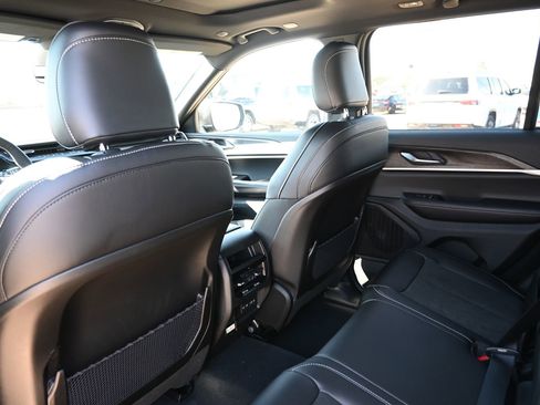 New 2026 Jeep Grand Cherokee Altitude image 21