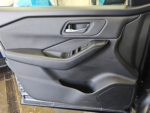 Used 2024 Nissan Rogue SV image 25