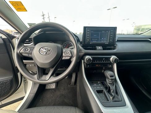 Used 2022 Toyota RAV4 XLE image 37