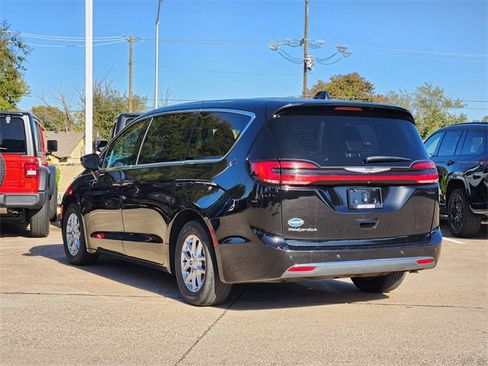 Certified 2024 Chrysler Pacifica Touring-L image 5