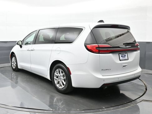 Used 2023 Chrysler Pacifica Touring FWD image 11