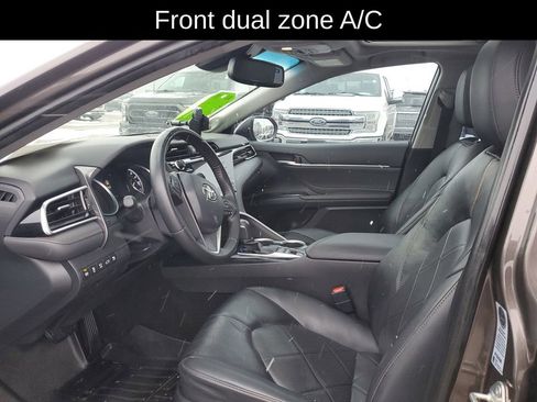 Used 2018 Toyota Camry XLE image 5