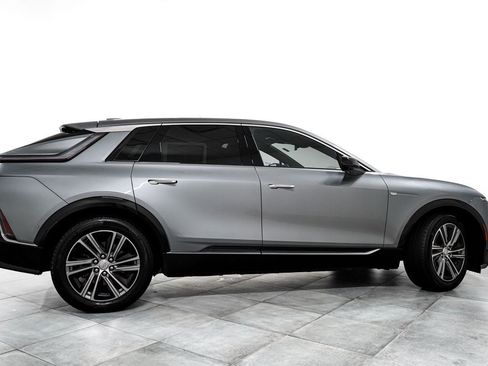 Used 2024 Cadillac Lyriq Luxury AWD/4WD image 7