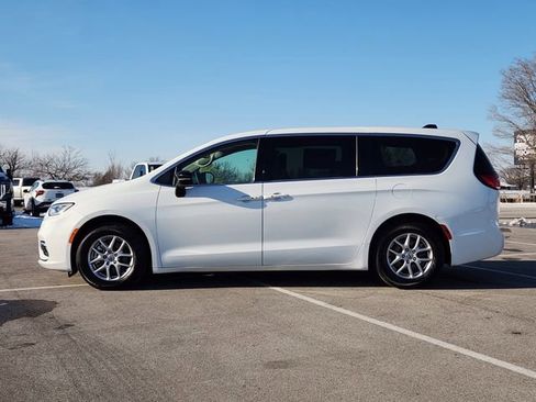 Used 2024 Chrysler Pacifica Touring-L image 4