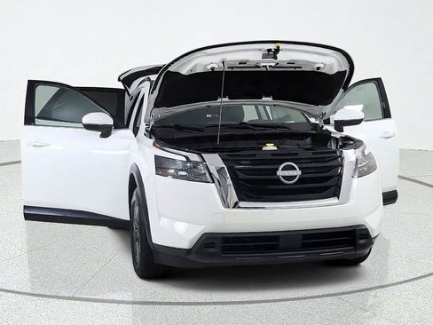 Certified 2025 Nissan Pathfinder SV FWD image 9