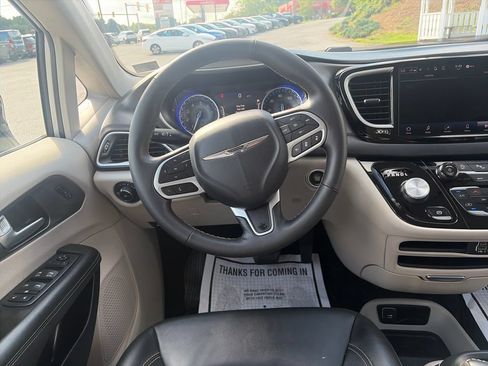 Used 2024 Chrysler Pacifica Touring-L FWD image 14