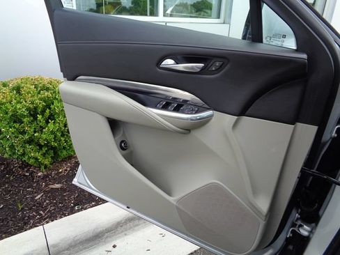 Used 2021 Cadillac XT4 Luxury w/ Cold Weather Package FWD image 16