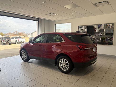Used 2023 Chevrolet Equinox LT image 3