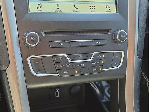 Used 2018 Ford Fusion SE image 27