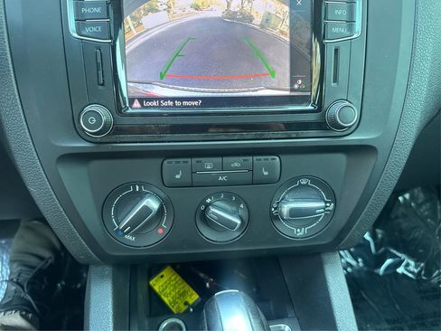 Used 2017 Volkswagen Jetta SE image 25