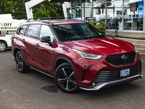 Used 2021 Toyota Highlander XSE AWD/4WD image 2