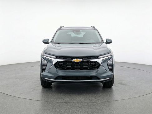 Used 2025 Chevrolet Trax LT FWD image 2