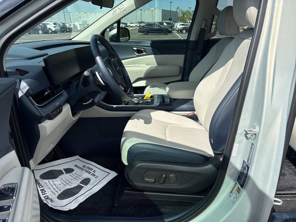 Used 2026 Kia Carnival EX FWD image 17