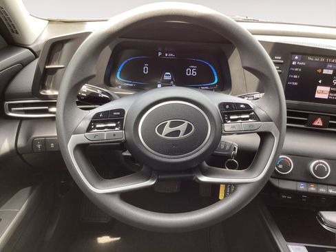 Used 2025 Hyundai Elantra SE w/ Cargo Package FWD image 17