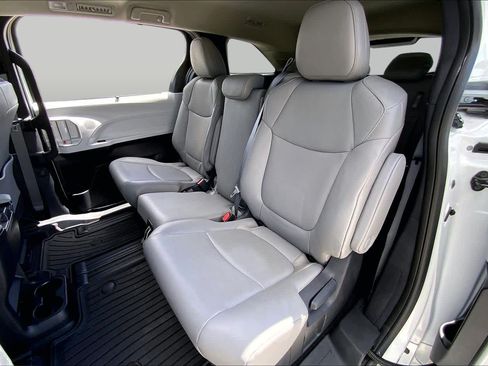 Used 2025 Toyota Sienna XLE w/ XLE Plus Package FWD image 20
