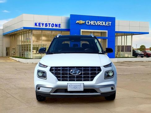 Used 2025 Hyundai Venue Limited FWD image 2