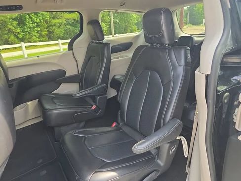 Used 2023 Chrysler Pacifica Touring-L FWD image 38