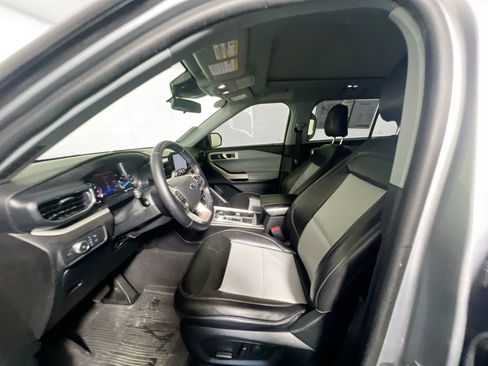 Used 2022 Ford Explorer XLT w/ Equipment Group 202A RWD image 14