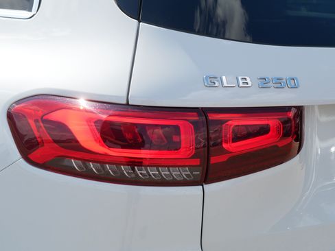 Used 2021 Mercedes-Benz GLB 250 4MATIC image 17