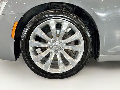 Used 2019 Chrysler 300 Touring w/ Chrome Appearance Package RWD image 32