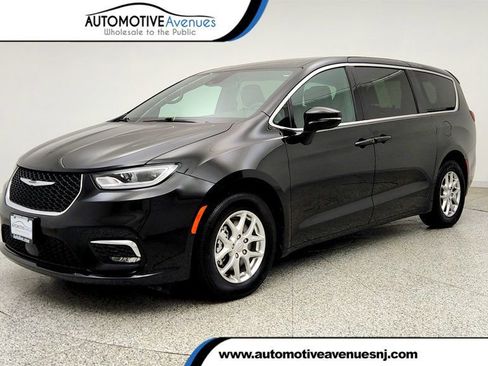 Used 2025 Chrysler Pacifica Select FWD image 1