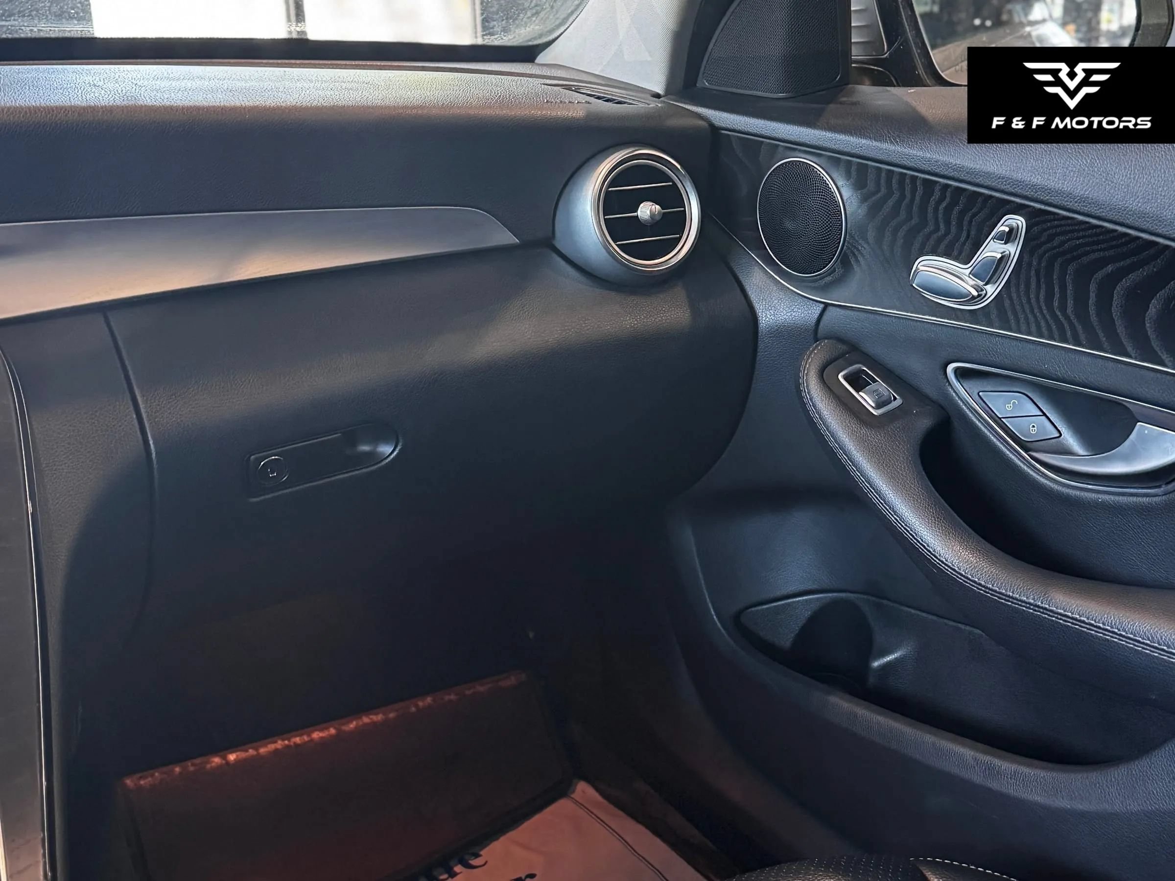 Used 2017 Mercedes-Benz C 300 Sedan image 9