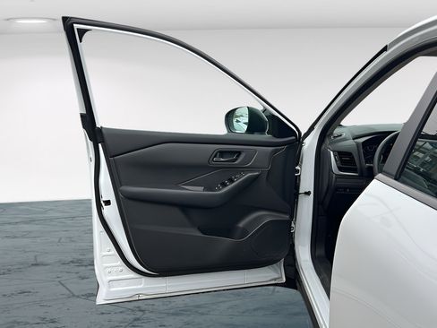 Used 2025 Nissan Rogue S FWD image 19