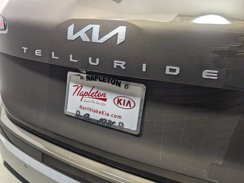 Used 2024 Kia Telluride EX w/ EX Captain's Chair Package FWD image 8