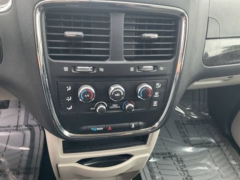 Used 2018 Dodge Grand Caravan SE FWD image 17