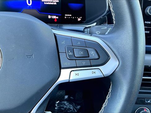 Used 2022 Volkswagen Taos SE w/ Panoramic Sunroof Package image 18