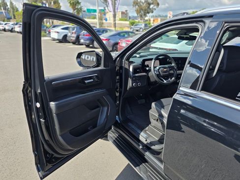 Used 2025 Chevrolet Tahoe LT AWD/4WD image 42