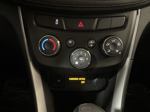 Used 2021 Chevrolet Trax LT w/ LT Convenience Package image 20