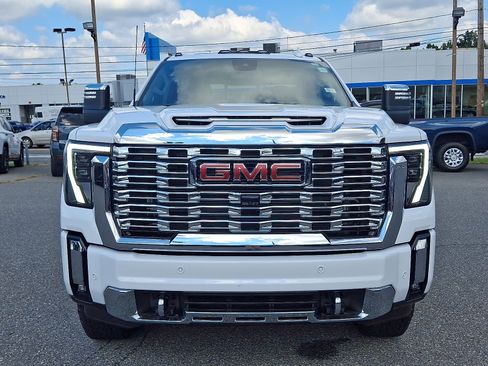 Used 2025 GMC Sierra 3500 Denali image 2