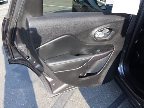 Used 2020 Jeep Cherokee Limited FWD image 30