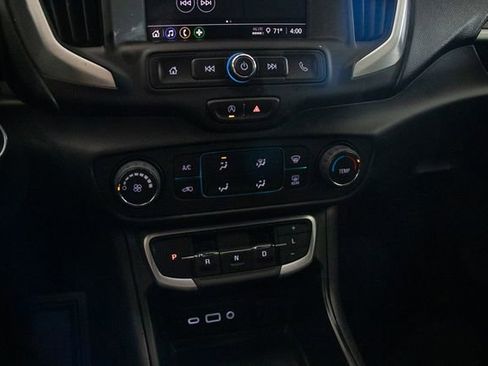 Used 2024 GMC Terrain SLE w/ Elevation Edition image 32