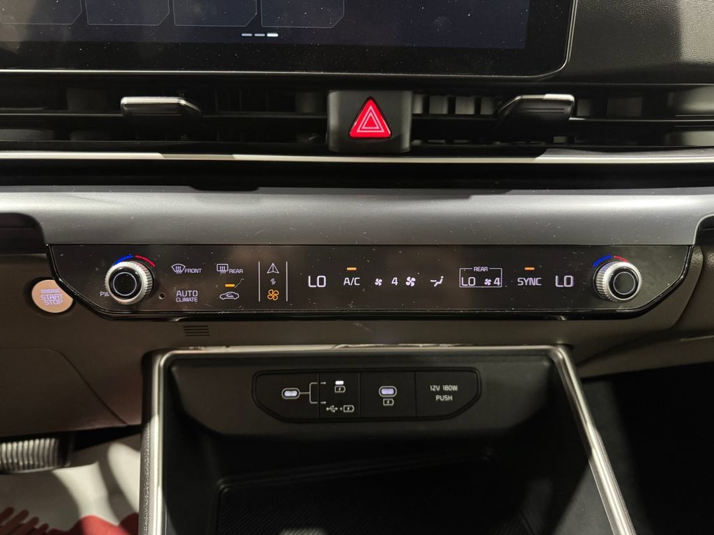 Used 2025 Kia Carnival FWD image 34