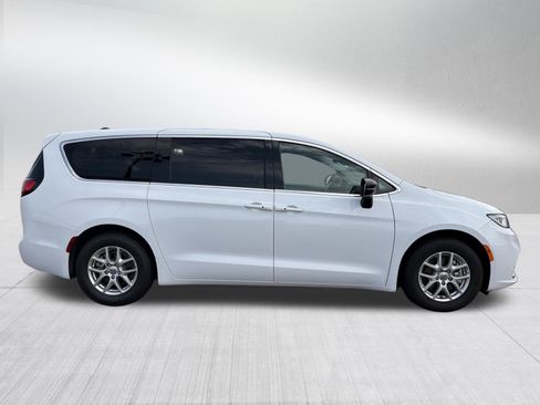 Used 2024 Chrysler Pacifica Touring-L FWD image 8