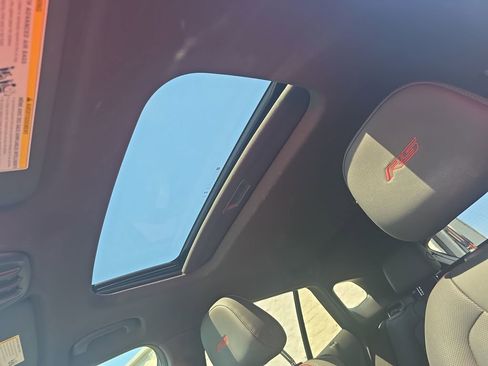 Used 2025 Chevrolet Trax RS w/ Sunroof Package FWD image 30