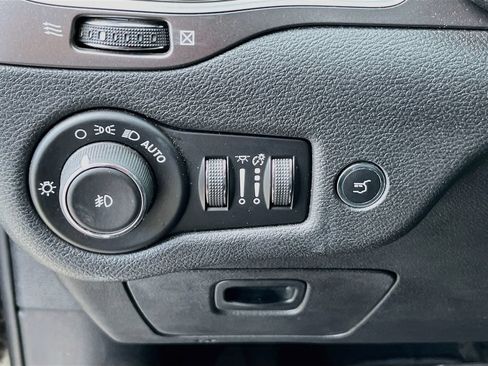 Used 2019 Jeep Cherokee Limited FWD image 10