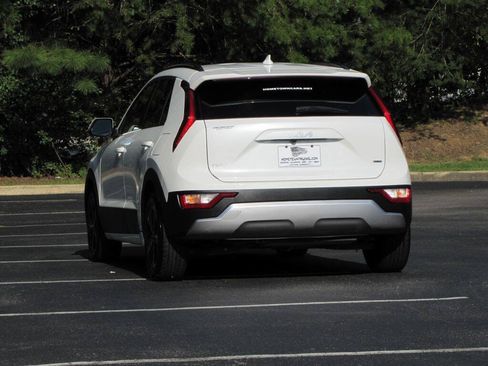 Used 2024 Kia Niro LX FWD image 6