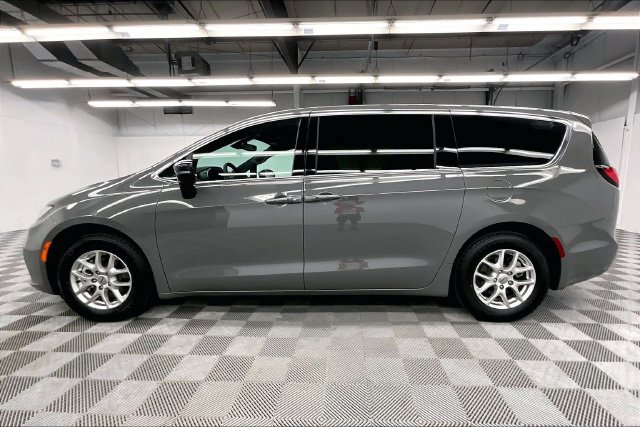 Used 2025 Chrysler Pacifica Select FWD image 14