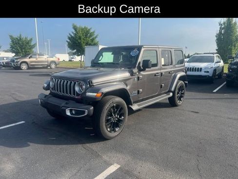 Used 2025 Jeep Wrangler Unlimited Sahara AWD/4WD image 2