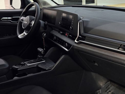Used 2024 Kia Sportage LX image 7
