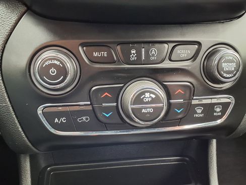 Used 2019 Jeep Cherokee Limited FWD image 9
