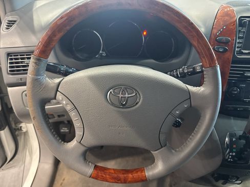 Used 2009 Toyota Sienna XLE Limited image 18