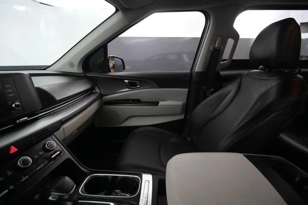 Used 2023 Kia Carnival LX FWD image 28